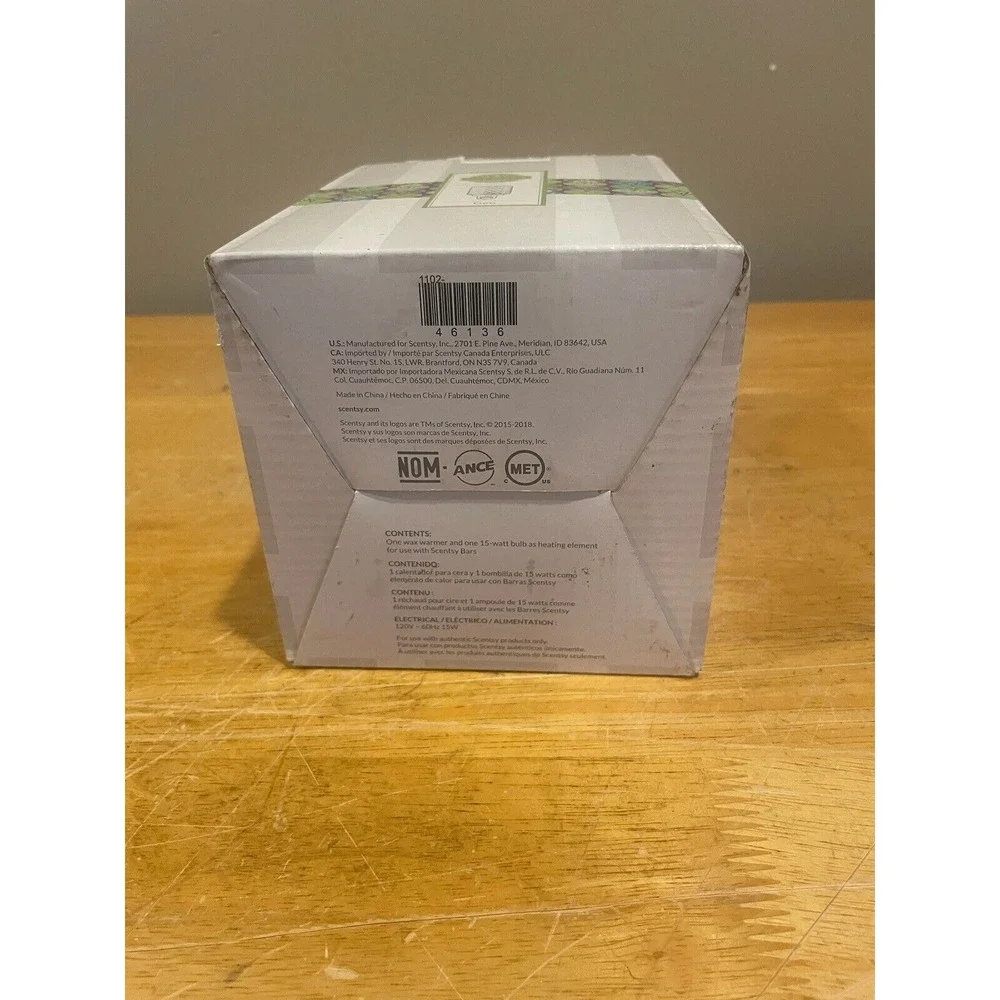 Scentsy‎ GEO PLUG IN Glass Wall Wax Warmer Mini Night Lite Discontinued NIB